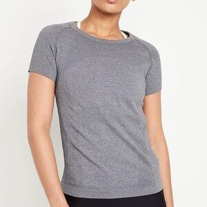 Old Navy Fluid Seamless Fitted Activewear Short Sleeve T-Shirt in Gray